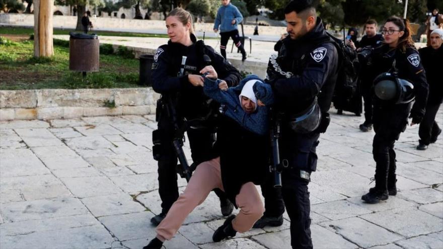 Fuerzas israelíes detienen a una mujer palestina en el complejo de la Mezquita Al-Aqsa en Al-Quds (Jerusalén), 5 de abril de 2023. (Foto: Reuters)