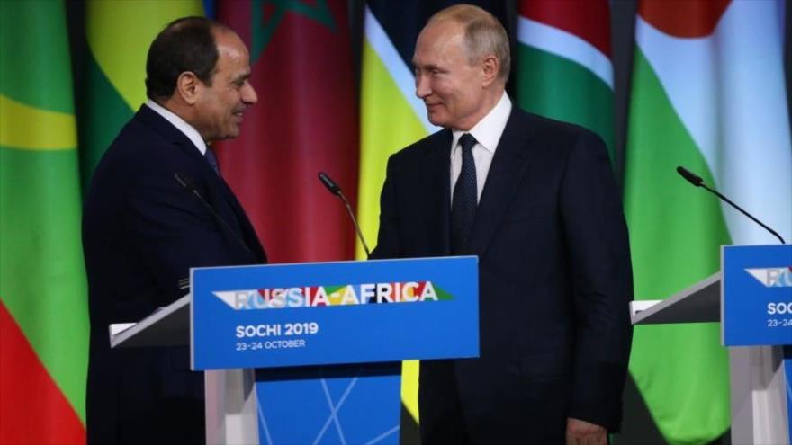 El presidente ruso, Vladimir Putin, y su homólogo egipcio, Abdel Fatah al-Sisi, en una reunión en Sochi (Rusia), 24 de octubre de 2019.