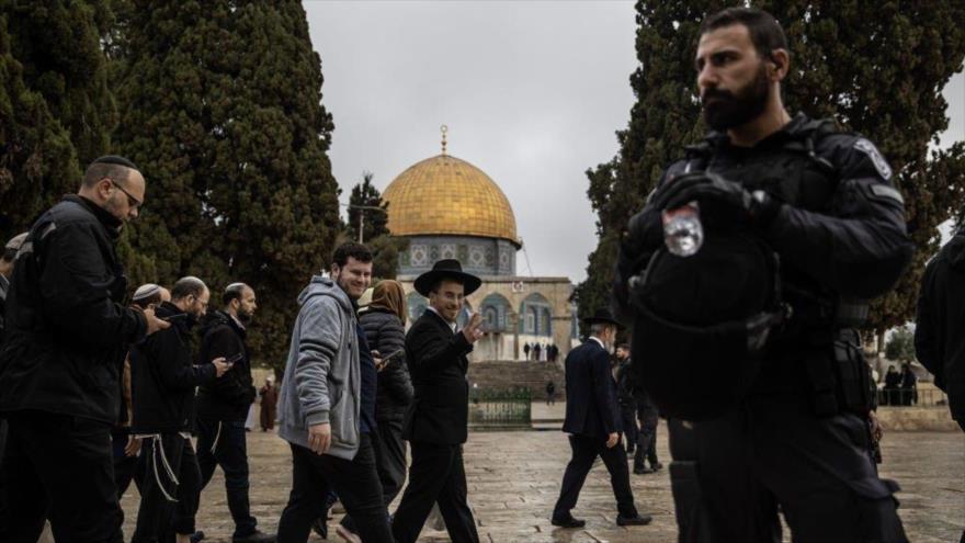 Colonos israelíes irrumpen en Mezquita Al-Aqsa bajo protección policial | HISPANTV