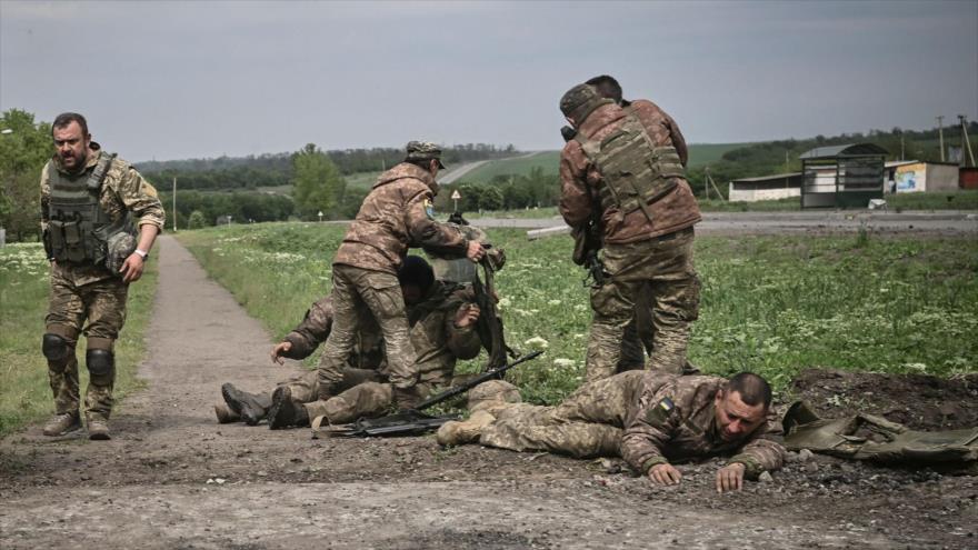 Militares ucranianos cerca de la línea del frente en Donbás, 21 de mayo de 2022. (Foto: AFP)