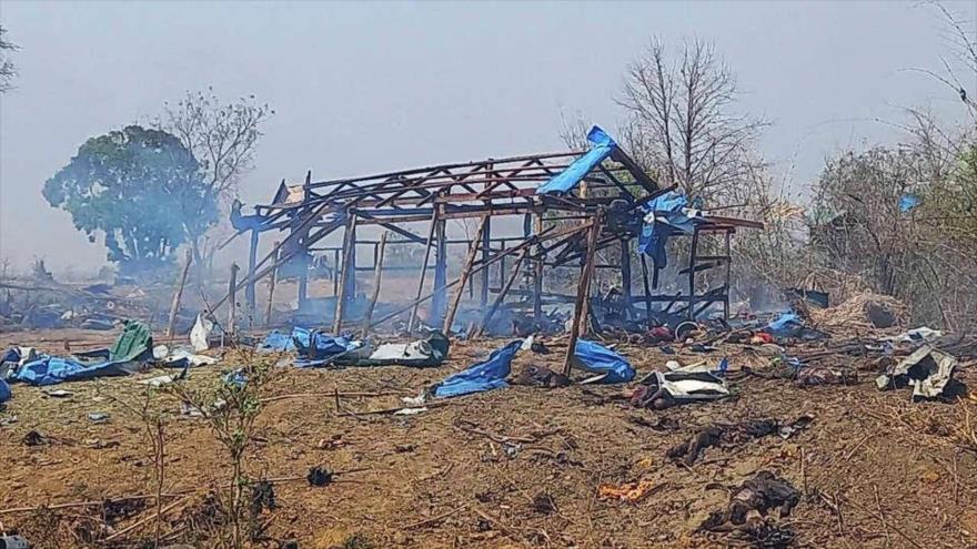 Una vista de la aldea de Pazigyi, región de Sagaing, Myanmar, tras un ataque aéreo del Ejército, 11 de abril de 2023. (Foto: AP)