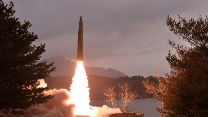 El lanzamiento de un misil balístico norcoreano hacia el mar de Japón.
