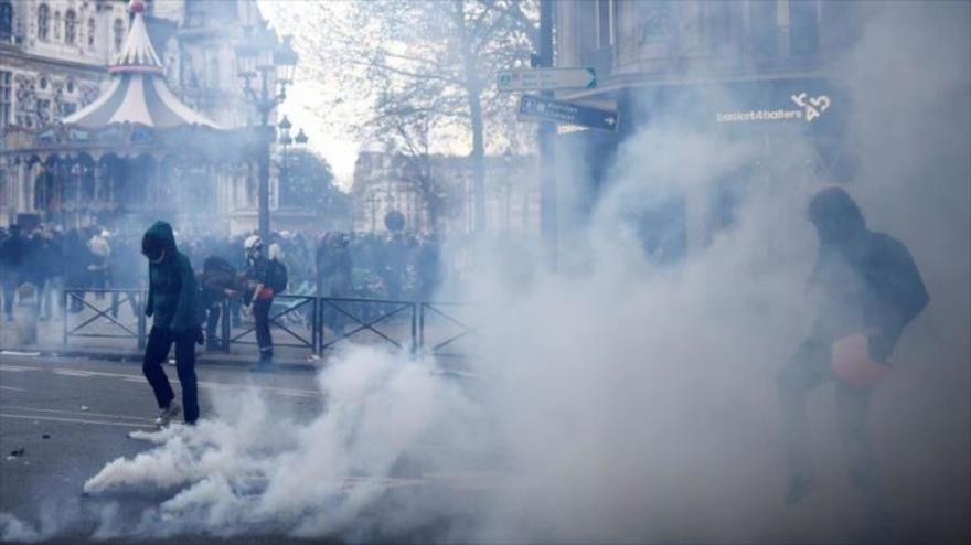 Vídeo: Manifestantes en París lanzan cócteles Molotov contra la Policía | HISPANTV