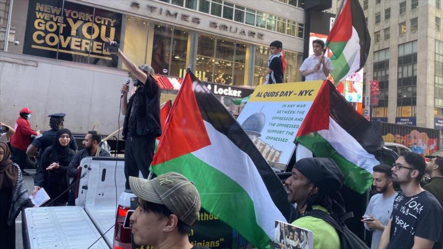 Salen a las calles para conmemorar el Día Mundial de Al-Quds y manifestar su apoyo a los palestinos en Manhattan, Nueva York, EE.UU., 14 de abril de 2023.