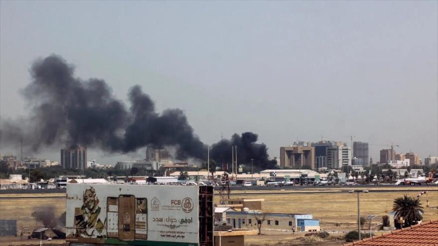 Densa columna de humo se eleva sobre edificios en las cercanías del aeropuerto de Jartum, capital de Sudán, 15 de abril de 2023. (Foto: Getty Images)