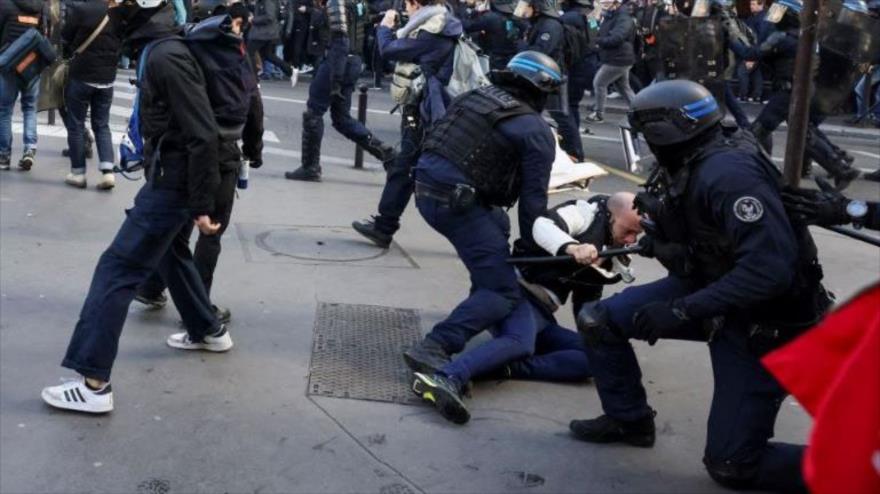 Policías chocan con un manifestante durante una protesta en París, Francia, 11 de febrero de 2023. (Foto: Reuters)