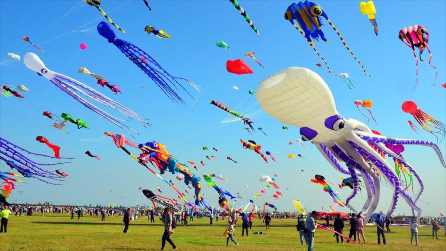 Miles de cometas surcan el cielo en el festival de Weifang en China