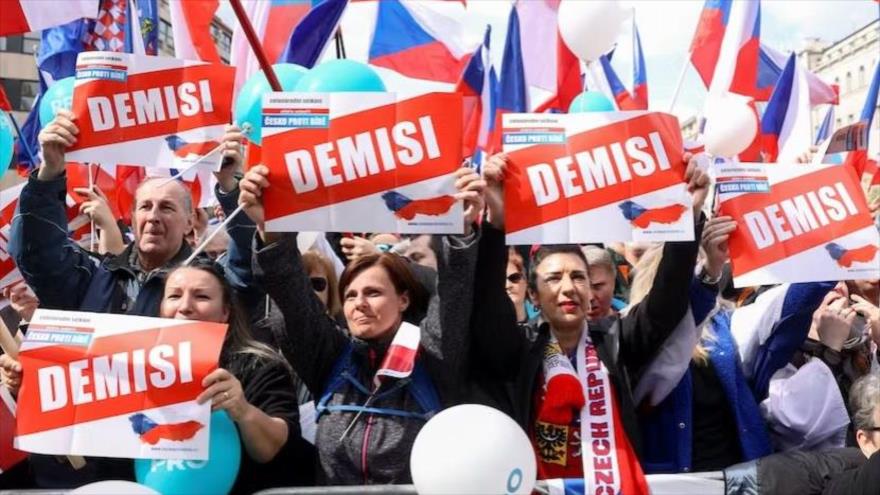 Checos denuncian alta inflación y apoyo del Gobierno a Ucrania