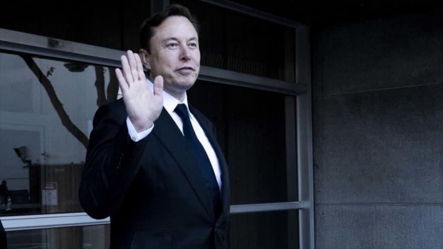 Elon Musk, director ejecutivo de Twitter, sale de una corte en California, EE.UU., 24 de enero de 2023.