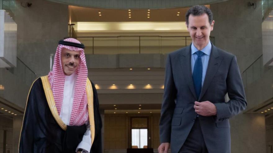 El presidente sirio, Bashar al-Asad (dcha.), y el canciller saudí, el príncipe Faisal bin Farhan Al Saud, Damasco, 18 de abril de 2023. (Foto: SANA)