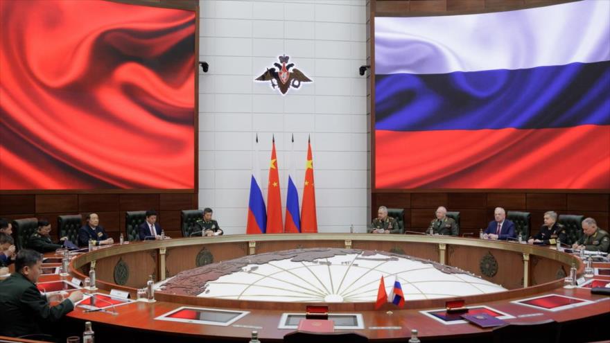 El ministro de Defensa de Rusia, Serguéi Shoigu (Centro-derecha), y su par chino, Li Shangfu (C-izda.), se reúnen en Moscú, 18 de abril de 2023. (Foto: Defensa rusa)