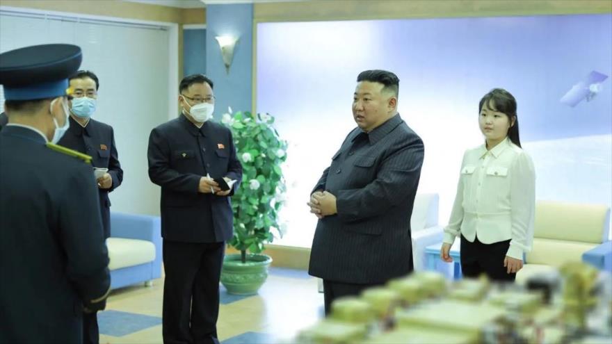 El líder norcoreano, Kim Jong-un, en las instalaciones de la Administración Nacional de Desarrollo Espacial de Corea del Norte, 18 de abril de 2023. (Foto: KCNA)