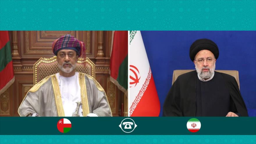 El presidente iraní, Ebrahim Raisi (dcha.), y el sultán de Omán, Haitham bin Tariq Al Said.