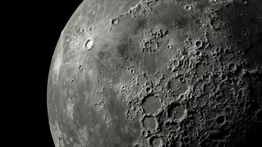 La superficie de la Luna huele a pólvora.