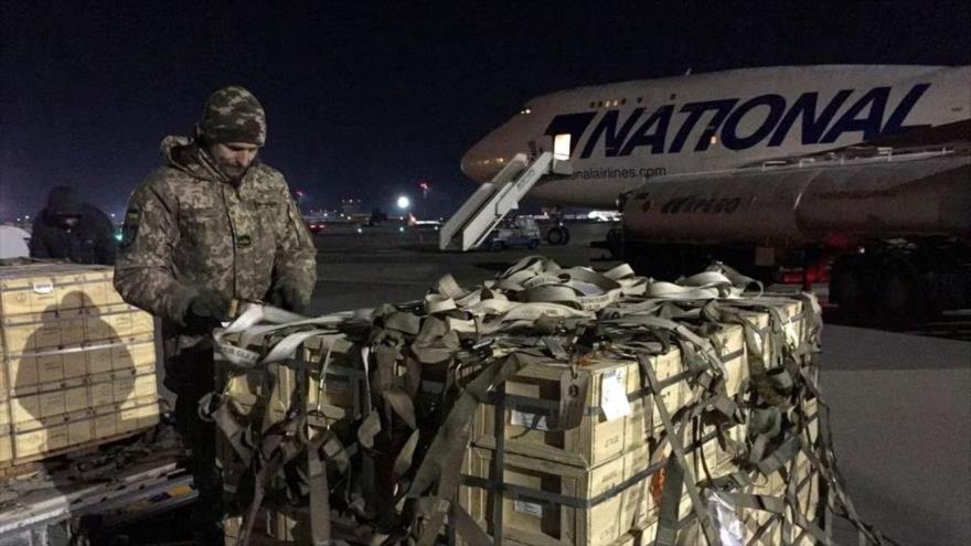 Un militar ucraniano descarga ayudas militares estadounidenses, en el aeropuerto Boryspil, Ucrania, 13 de febrero de 2022. (Foto: Reuters)