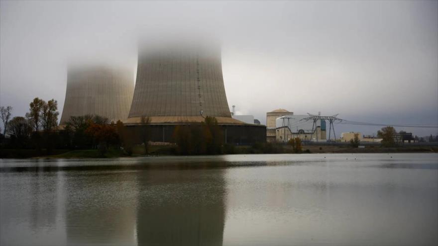Torres de enfriamiento de la planta de energía nuclear en Saint-Laurent-Nouan, Francia. (Foto: Reuters) 