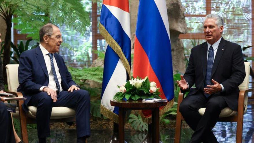 El canciller ruso, Serguéi Lavrov (izda.), y el presidente cubano, Miguel Díaz-Canel, La Habana, 20 de abril de 2023. (Foto: Reuters)