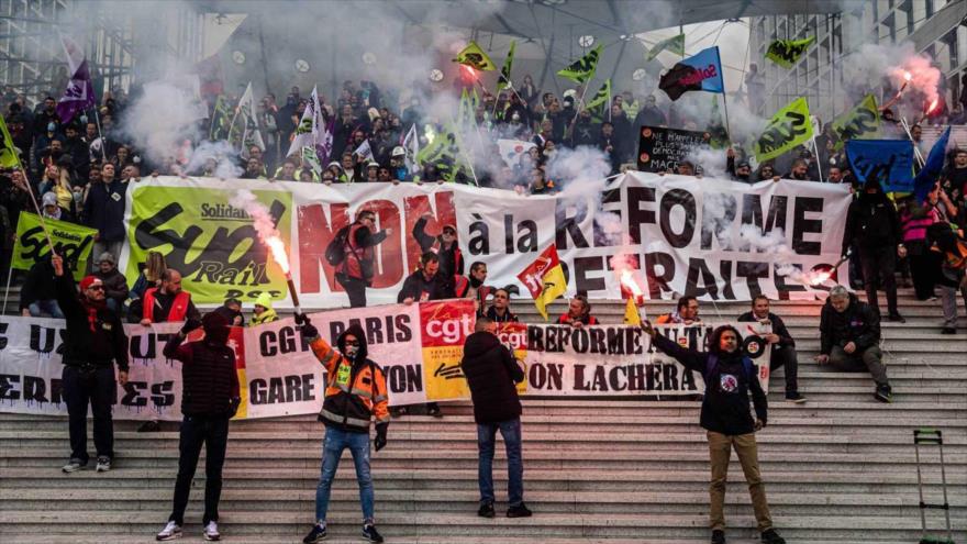 Manifestantes ocupan bolsa de París en protesta antigubernamental | HISPANTV