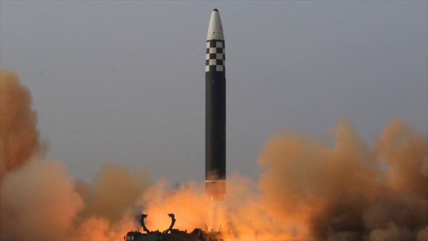 Un lanzamiento de prueba de un nuevo misil balístico intercontinental (ICBM) Hwasong-18 en un lugar no revelado en Corea del Norte, 14 de abril de 2023. (Foto: Reuters)