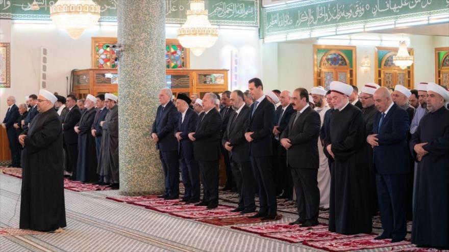 El presidente sirio, Bashar al-Asad, celebra el rezo del Eid al-Fitr en la mezquita Hafez Al-Asad de Damasco, 21 de abril de 2023. (Foto: SANA)