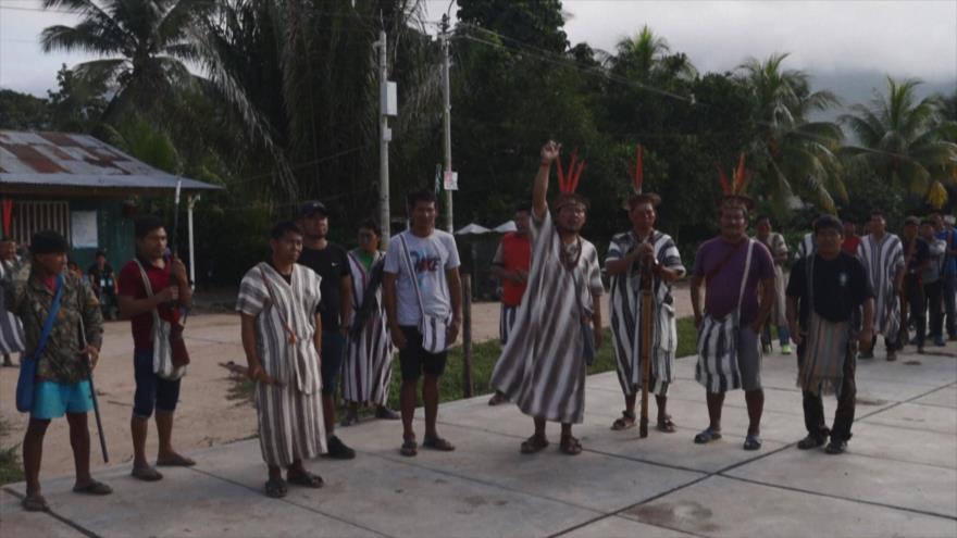 Indígenas peruanos bloquean una ruta por el asesinato de su líder