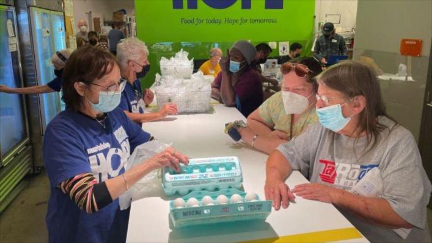 Los estadounidenses obtienen comestibles gratis de un banco de comida en Chicago, 29 de agosto de 2022. (Foto: Reuters)