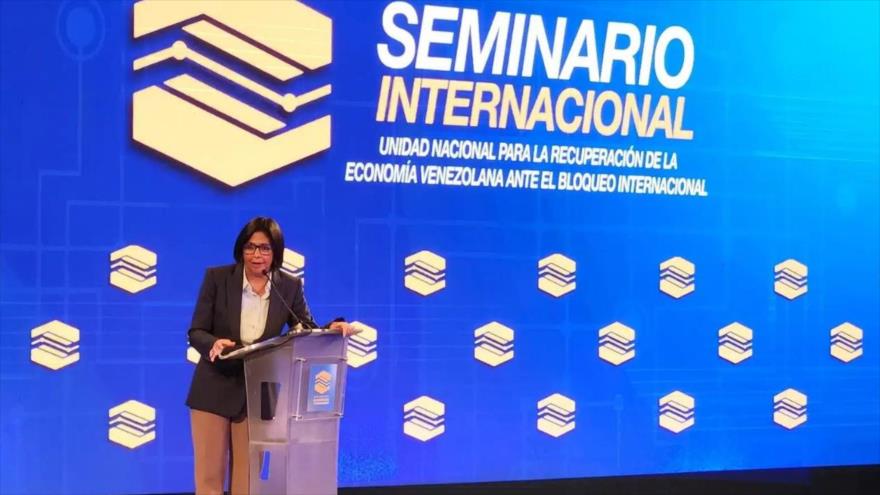 La vicepresidenta ejecutiva de Venezuela, Delcy Rodríguez, en el Seminario Internacional por la Recuperación de la Economía ante el bloqueo. 21 de Abril de 2023 (ALnavío)