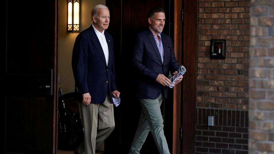 El presidente de EE.UU., Joe Biden (izda.), y su hijo, Hunter Biden, salen de una Iglesia en Carolina del Sur, 13 de agosto de 2022. (Foto: Reuters)