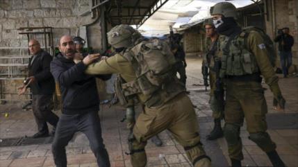 Decenas de palestinos resultan heridos en brutal redada israelí