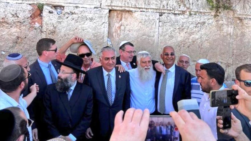 Reza Pahlavi (c), hijo del depuesto Shah de Irán, junto a la gente israelí en Al-Quds (Jerusalén), 18 de abril de 2023.