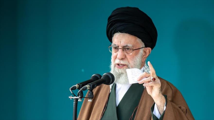 El Líder de la Revolución Islámica de Irán, el ayatolá Seyed Ali Jamenei, en el sermón del rezo colectivo de Eid al-Fitr, Teherán, 22 de abril de 2023. (Foto: FARS)
