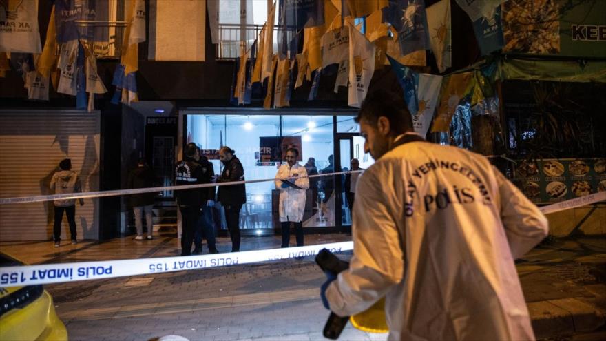 Equipos policiales acordonan las inmediaciones de la sede de la formación oficialista AKP en Estambul, Turquía, tras el ataque, 22 de abril de 2023.