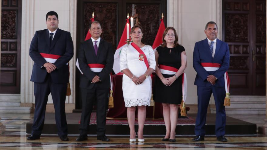 La presidenta interina de Perú, Dina Boluarte (centro), y cuatro nuevos ministros designados, 23 de abril de 2023.