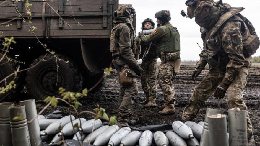 Soldados ucranianos descargan municiones de un camión militar cerca de Bajmut, 22 de abril de 2023.