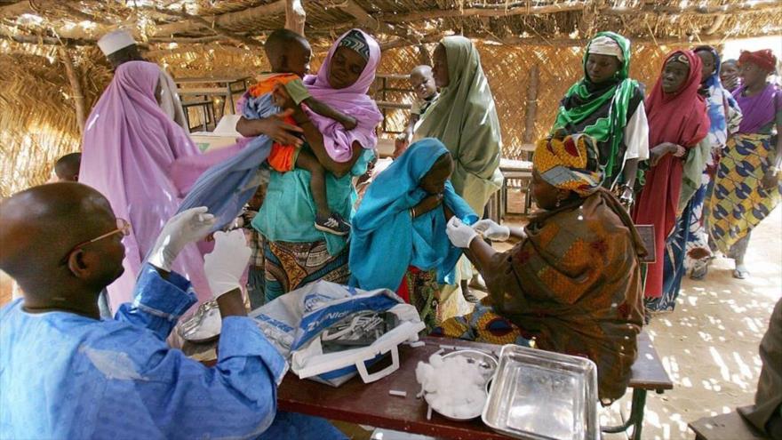 Los niños son vacunados contra la meningitis en el suroeste de Níger, 17 de marzo de 2006.