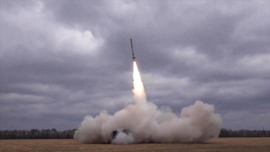 Sistema Iskander lanza un misil contra objetivos militares en Ucrania, 30 de marzo de 2023. (Foto: Sputnik)