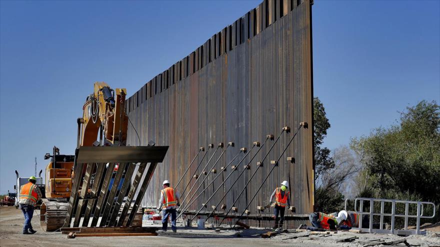 Levantan una sección del muro fronterizo a lo largo del río Colorado en Yuma, Arizona, 10 de septiembre de 2019. (Foto: AP) 