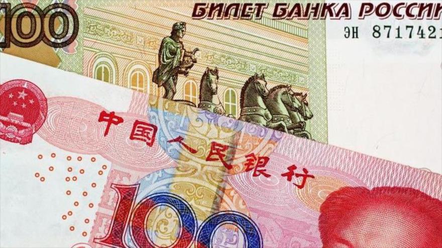 Una imagen de la moneda nacional china, el yuan, y la de Rusia, rublos. 