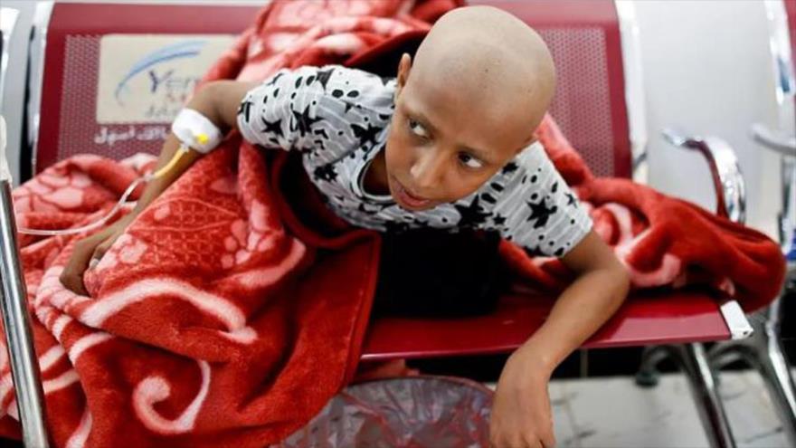 Un niño yemení con cáncer tumbado sobre una silla en un hospital en Saná, capital de Yemen. (Foto: Reuters)