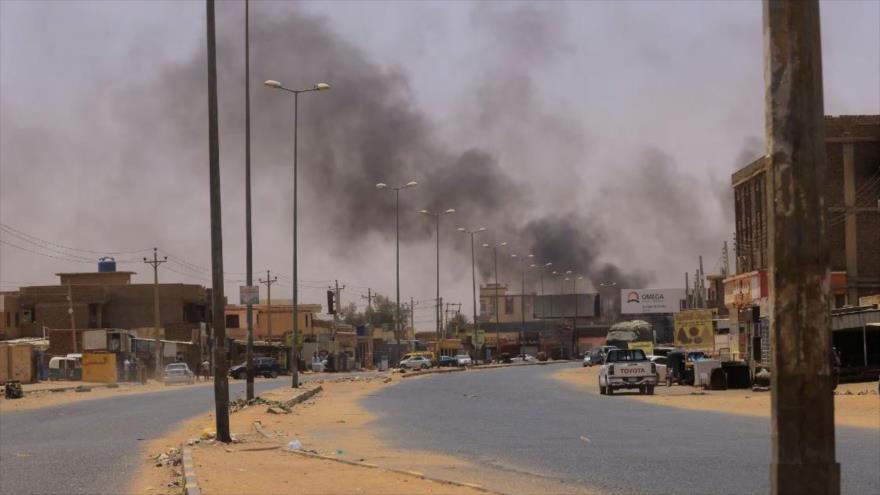 El humo se eleva en Omdurman durante los enfrentamientos entre el grupo paramilitar Fuerzas de Apoyo Rápido y el Ejército de Sudán, 15 de abril de 2023. (Foto: Reuters)