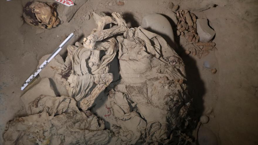 Se encontraron restos óseos y partes del fardo funerario de la momia, junto con cerámica y cuerda, Cajarmarquilla, Perú, 24 de abril de 2023. (Foto: Reuters)