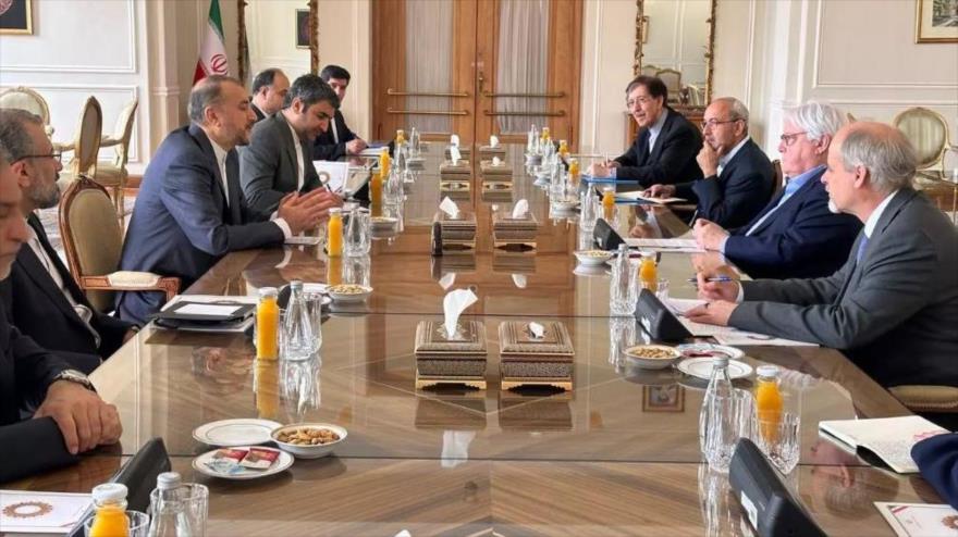 El canciller iraní, Hosein Amir Abdolahian (centro izq.), se reúne con el secretario general adjunto de Asuntos Humanitarios de la ONU, Martin Griffiths.