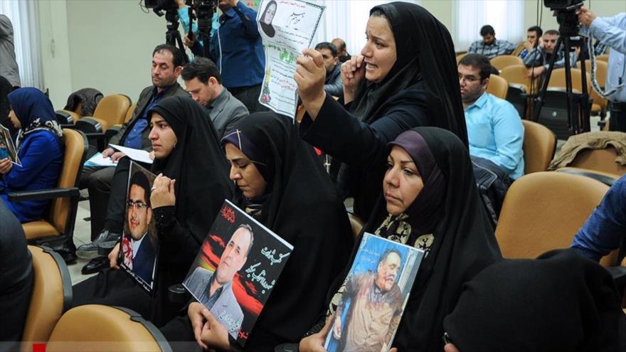 Familias de los mártires iraníes del ataque terrorista de Daesh en Teherán participan en una sesión del enjuiciamiento de los acusados del atentado.