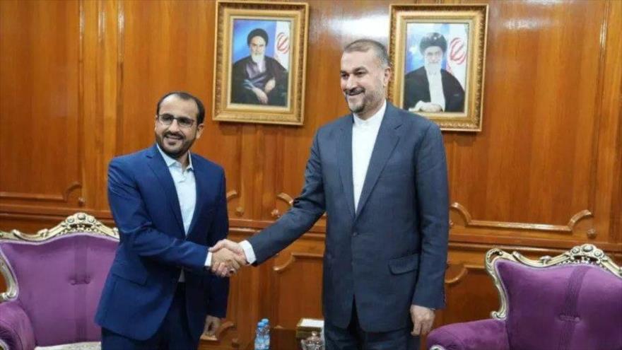 El canciller iraní, Hosein Amir Abdolahian (dcha.), y el portavoz del movimiento popular yemení Ansarolá, Muhamad Abdul Salam, en Mascate, 26 de abril de 2023.