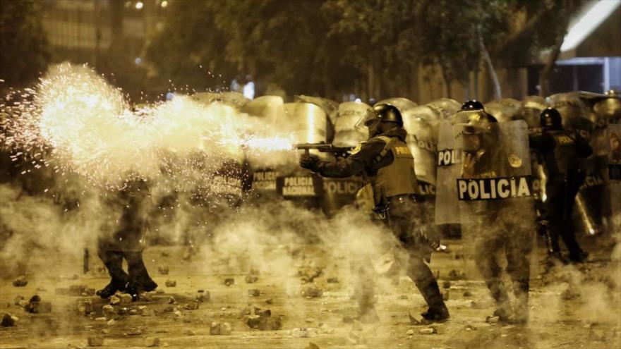 Policías peruanos se enfrentan a manifestantes durante una protesta antigubernamental en Lima.