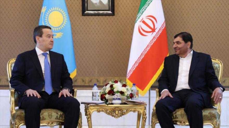 El primer vicepresidente de Irán, Mohamad Mojber (dcha.), recibe al primer ministro kazajo, Alijan Smailov, en Teherán, 26 de abril de 2023. (Foto: FARS)