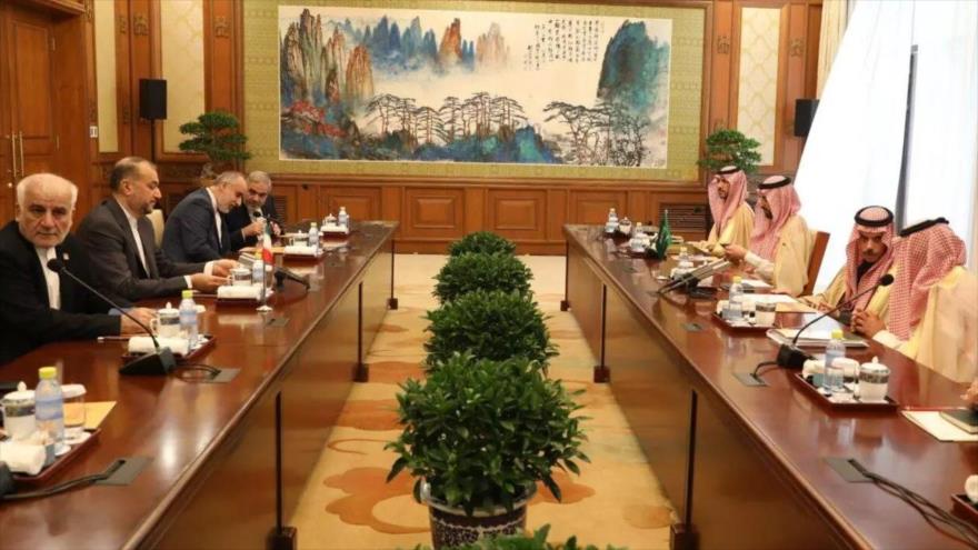 El canciller de Irán, Hosein Amir Abdolahian, y su par saudí, Faisal bin Farhan Al Saud, se reúnen en Pekín (capital china), 6 de abril de 2023.