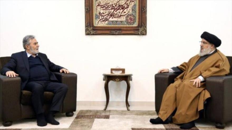 El secretario general del Hezbolá, Seyed Hasan Nasralá, y el de la Yihad Islámica Palestina, Ziad al-Najala, durante un encuentro en Beirut, marzo de 2023. 