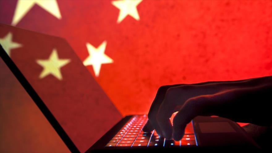 Una imagen representativa de un computador y la bandera de China.