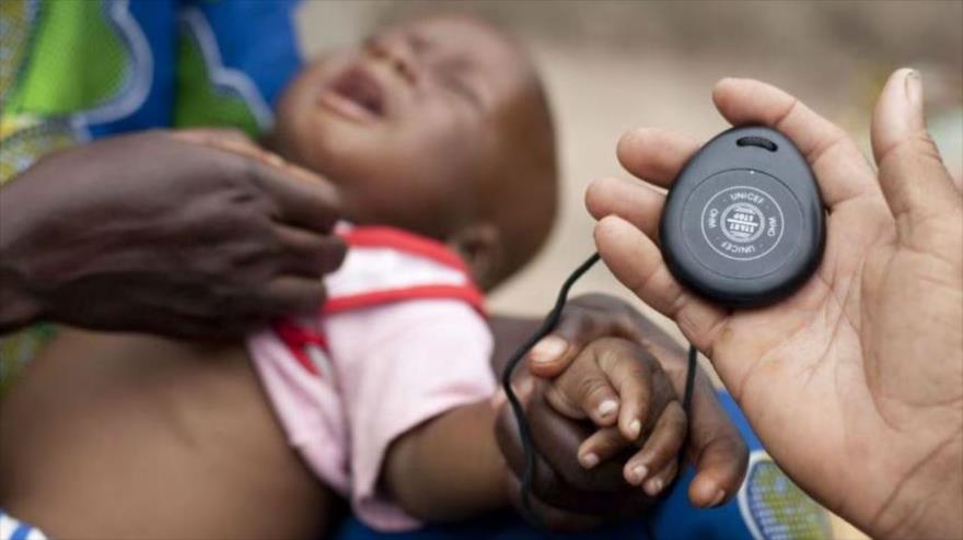Dispositivo que mide el número de respiraciones por minuto de un niño para detectar si tiene neumonía de forma muy rápida.